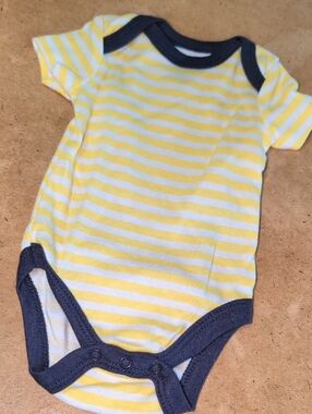 ❤️🔥10/$10❤️🔥 Baby Kidgets Yellow & White Striped Onesie Size 0-3M